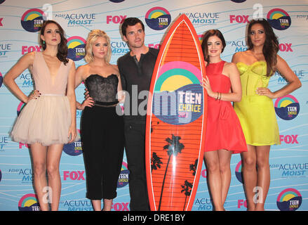 Troian Bellisario, Ashley Benson, Ian Harding, Lucy Hale et Shay Mitchell Le Teen Choice Awards 2012 qui a eu lieu au Gibson Amphitheatre - Salle de presse Universal City, Californie - 22.07.12 Banque D'Images