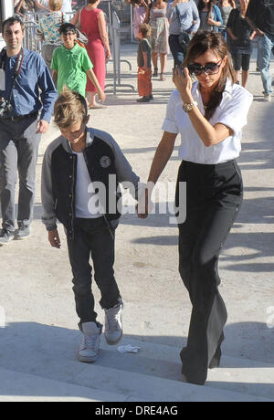 Victoria Beckham et son fils Romeo Beckham profitez d'une visite au jardin Tuillerie à Paris avant de se rendre à la Gare du Nord pour attraper l'Eurostar pour Londres Paris, France - 23.07.12 Banque D'Images