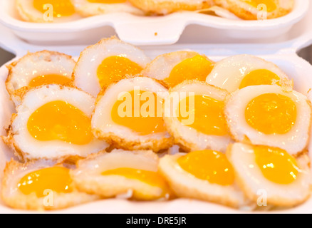 Oeuf de caille frit avec plaque de mousse. Banque D'Images