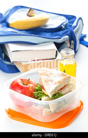 Boîte à lunch sandwich avec du lait et Apple Banque D'Images