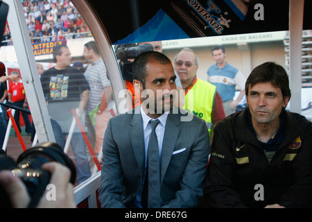 L'équipe de football de Barcelone ancien entraîneur Pep Guardiola (L) s'assoit à côté de Tito Vilanova avant un match à Majorque, Espagne Banque D'Images