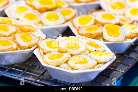 Oeuf de caille frit avec plaque de mousse. Banque D'Images