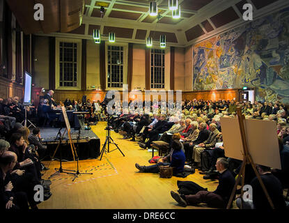 Camden, Londres, UK . 24 Jan, 2014. Stanley Johnson (Boris Johnson père) adresses d'une protestation publique réunion à Cecil Sharp House contre le HS2 Propositions de Camden Londres. Le groupe veut un tunnel pour former le lien entre SH1 et SH2 et un double pont à la station de Euston à réduire l'impact de l'evioronmental HS2 projet sur la communauté locale. D'autres le président Frank Dobson MP pour Camden et Chris Ward concillor Naylor. Credit : Cabanel/Alamy Live News Banque D'Images