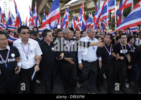 Le Parti Démocrate Suthep Thaugsuban, homme politique, lors d'une cérémonie au temple du Grand Palais à Bangkok. Banque D'Images