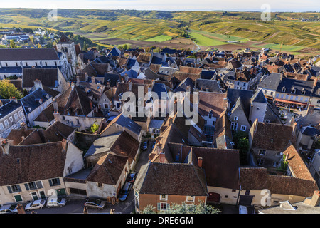 La France, Cher , Sancerre, panorama depuis le sommet de la tour des fiefs sur les toits et les vignes en automne Banque D'Images