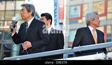 Tokyo, Japon. 23 Jan, 2014. Les anciens premiers ministres du Japon Morihiro Hosokawa parle aux gens au cours de sa street rally pour l'élection au poste de gouverneur de Tokyo à Shibuya, Tokyo, Japon, le 23 janvier 2014. Credit : AFLO/Alamy Live News Banque D'Images