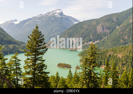 Avis de réservoir du lac Diablo de lookout point sur les Cascades nord autoroute, route 20, l'État de Washington, USA. Banque D'Images