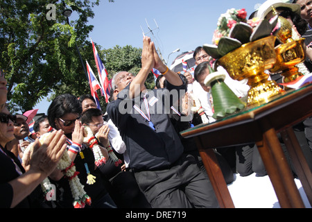 Le Parti Démocrate Suthep Thaugsuban, homme politique, lors d'une cérémonie au temple du Grand Palais à Bangkok. Banque D'Images