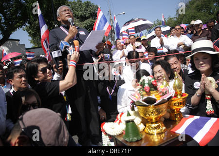 Le Parti Démocrate Suthep Thaugsuban, homme politique, lors d'une cérémonie au temple du Grand Palais à Bangkok. Banque D'Images