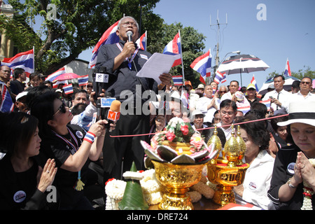 Le Parti Démocrate Suthep Thaugsuban, homme politique, lors d'une cérémonie au temple du Grand Palais à Bangkok. Banque D'Images