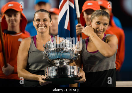 Melbourne, Victoria, Australie. 24 Jan, 2014. 24 janvier 2014 : Sara Errani (ITA) et Roberta Vinci (ITA) remporte la finale du double dames au jour 12 de l'Australian Open 2014 Tournoi de tennis du grand chelem à Melbourne Park, Melbourne, Australie. Bas Sydney/Cal Sport Media/Alamy Live News Banque D'Images