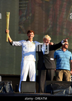 Tyler Rix et maire de Londres, Boris Johnson, Relais du flambeau olympique Coca-Cola concert à Hyde Park Londres, Angleterre - 26.07.12 Obligatoire Crédit : PBI/WENN.com Banque D'Images