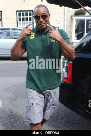 Paul Ince de quitter son hôtel après avoir assisté au mariage de Rochelle Wiseman aka Rochelle Humes et Marvin Humes qui a eu lieu le vendredi (27 juillet) à Blenheim Palace Angleterre - 28.07.12 Banque D'Images