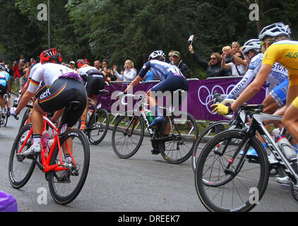 L'atmosphère de la course sur route olympique au cours de l'événement cycle les Jeux Olympiques de 2012 à Londres. Au cours de cette étape les cyclistes voyageant à travers Richmond Park dans des conditions humides. Londres, Angleterre - 28.07.12 Banque D'Images