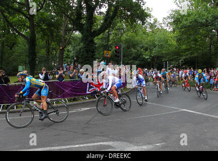 L'atmosphère de la course sur route olympique au cours de l'événement cycle les Jeux Olympiques de 2012 à Londres. Au cours de cette étape les cyclistes voyageant à travers Richmond Park dans des conditions humides. Londres, Angleterre - 28.07.12 Banque D'Images