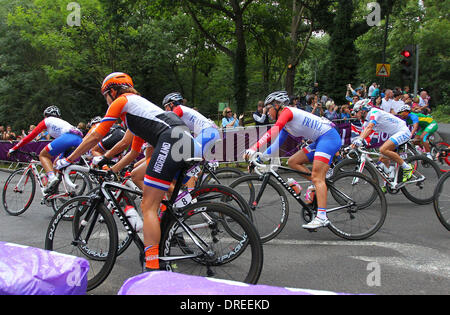 L'atmosphère de la course sur route olympique au cours de l'événement cycle les Jeux Olympiques de 2012 à Londres. Au cours de cette étape les cyclistes voyageant à travers Richmond Park dans des conditions humides. Londres, Angleterre - 28.07.12 Banque D'Images