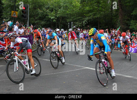 L'atmosphère de la course sur route olympique au cours de l'événement cycle les Jeux Olympiques de 2012 à Londres. Au cours de cette étape les cyclistes voyageant à travers Richmond Park dans des conditions humides. Londres, Angleterre - 28.07.12 Banque D'Images