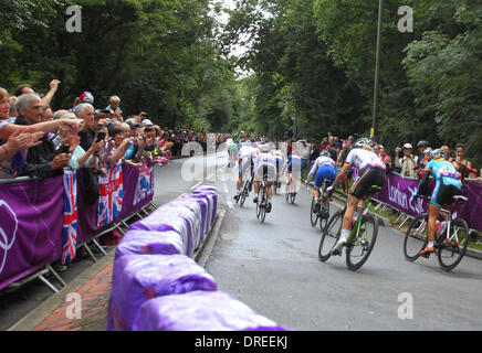 L'atmosphère de la course sur route olympique au cours de l'événement cycle les Jeux Olympiques de 2012 à Londres. Au cours de cette étape les cyclistes voyageant à travers Richmond Park dans des conditions humides. Londres, Angleterre - 28.07.12 Banque D'Images