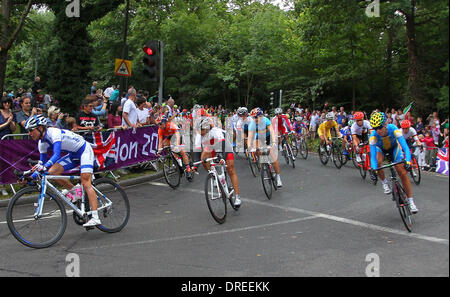 L'atmosphère de la course sur route olympique au cours de l'événement cycle les Jeux Olympiques de 2012 à Londres. Au cours de cette étape les cyclistes voyageant à travers Richmond Park dans des conditions humides. Londres, Angleterre - 28.07.12 Banque D'Images