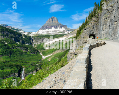 Vue sur la montagne de Clements 'Passe-à-le-Sun' Road (1921-1932) construit, Glacier National Park, Montana, USA. Banque D'Images