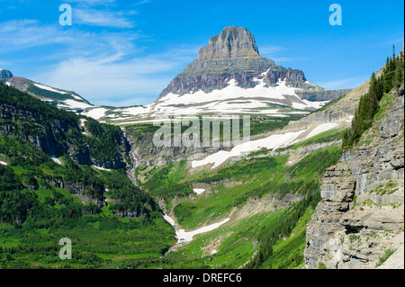 Vue sur la montagne de Clements 'Passe-à-le-Sun' Road (1921-1932) construit, Glacier National Park, Montana, USA. Banque D'Images