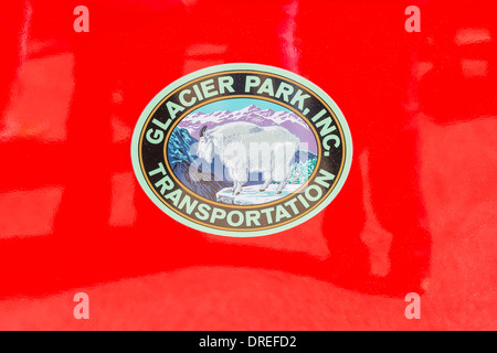 Logo sur un 'jammer', un tour bus rouge sur le "passe-à-le-Sun' Road (1921-1932) construit, Glacier National Park, Montana, USA. Banque D'Images