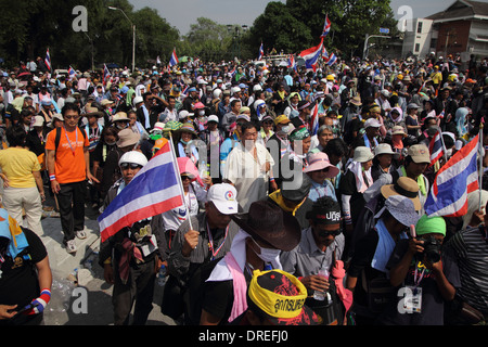 Des manifestants anti-gouvernement à l'extérieur du gouvernement mars Chambre à Bangkok . Banque D'Images