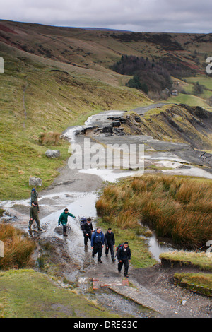 Ondulations dans une route affectée par un important glissement de terrain sur Mam Tor dans l'espoir Vallée à Castleton, Peak District, Derbyshire, Royaume-Uni Banque D'Images