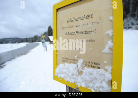 Schloss Elmau, Allemagne. 24 Jan, 2014. 'Attention Pause d'hiver' est écrit sur un panneau partiellement recouvert de neige à un arrêt d'autobus sur une rue qui mène de Garmisch-Partenkirchen à Schloss Elmau, Allemagne, 24 janvier 2014. Photo : Andreas GEBERT/dpa/Alamy Live News Banque D'Images