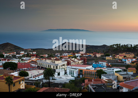 Voir au coucher du soleil sur la ville de Los Canarios et volcan San Antonio dans le sud de La Palma vers l'île d'El Hierro Banque D'Images