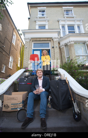 Génération Boomerang : un jeune homme dans la vingtaine se repose sur ses parents porte ayant déménagé à la maison après avoir obtenu son diplôme, UK Banque D'Images