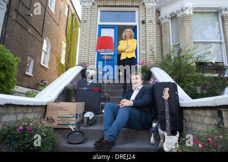 Génération Boomerang : un jeune homme dans la vingtaine se repose sur ses parents porte ayant déménagé à la maison après avoir obtenu son diplôme, UK Banque D'Images