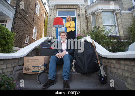 Génération Boomerang : un jeune homme dans la vingtaine se repose sur ses parents porte ayant déménagé à la maison après avoir obtenu son diplôme, UK Banque D'Images