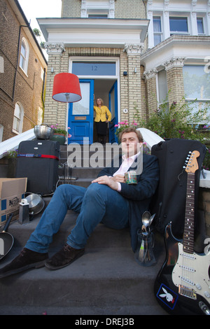 Génération Boomerang : un jeune homme dans la vingtaine se repose sur ses parents porte ayant déménagé à la maison après avoir obtenu son diplôme, UK Banque D'Images