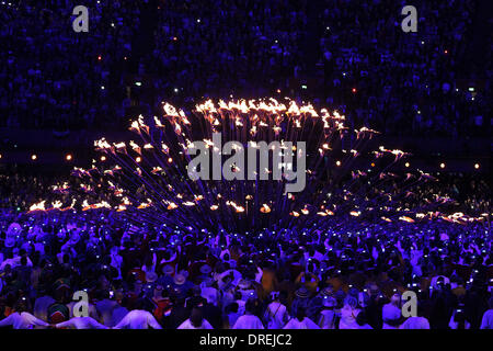 La flamme olympique, la flamme olympique, la cérémonie d'ouverture des Jeux Olympiques de 2012 à Londres au Stade Olympique. Londres, Angleterre - 27.07.12 Banque D'Images