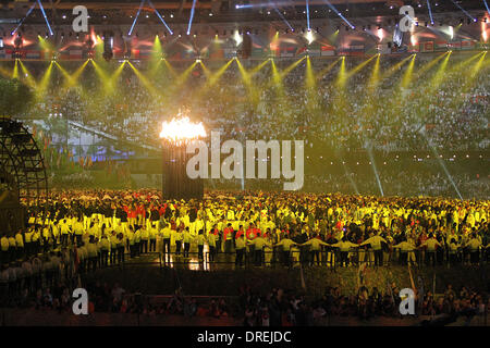 La flamme olympique, la flamme olympique, la cérémonie d'ouverture des Jeux Olympiques de 2012 à Londres au Stade Olympique. Londres, Angleterre - 27.07.12 Banque D'Images