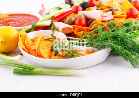 Nachos, fromage et sauce rouge, légumes de droit. Banque D'Images