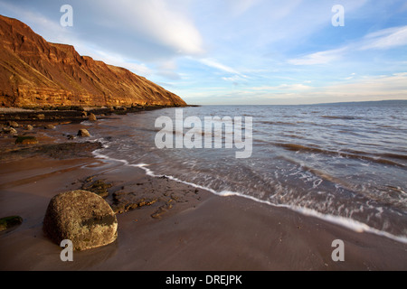 Rock sur la plage et à Filey Brigg Rochester North Yorkshire Angleterre Banque D'Images