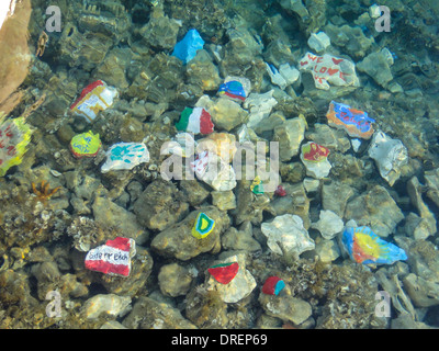 Des pierres peintes sont couchés sous l'eau dans la mer méditerranée. Photo prise en Croatie Banque D'Images