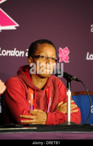 Espérons que Powell (entraîneur de football de l'équipe Go) lors d'une conférence de presse. Elle était serré lèvres lorsqu'on lui a demandé si elle pouvait se plaindre du fait que l'équipe de la formation a été annulée à la ville de Coventry Coventry, Angleterre Stade - 02.08.12 Banque D'Images