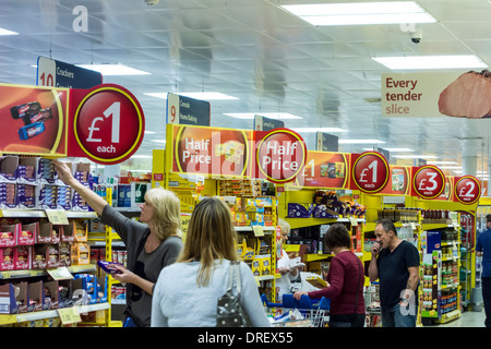 Les consommateurs et offrir des signes en supermarché Tesco, UK Banque D'Images