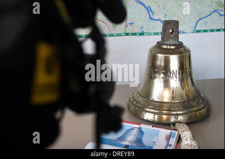 Hambourg, Allemagne. 24 Jan, 2014. La cloche du navire du 'Cap San Diego' à Hambourg, Allemagne, 24 janvier 2014. Après des enquêtes, la police portuaire a trouvé la cloche du navire perdu du 'Cap San Diego", qui n'avaient pas connu depuis 28 ans. Photo : MAJA HITIJ/dpa/Alamy Live News Banque D'Images