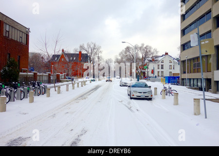 Le centre-ville de Toronto routes enneigées Banque D'Images