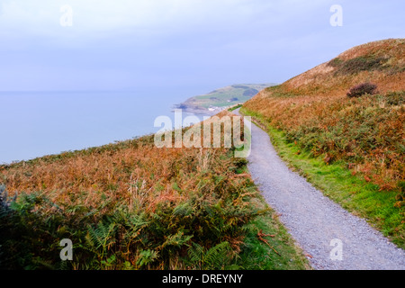 Chemin de terre à travers les champs le long de la côte du Pays de Galles après le coucher du soleil. prises au format paysage Banque D'Images