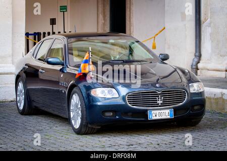 Rome, Italie. 23 Jan, 2014. La limousine du couple royal néerlandais à Rome, Italie, 23 janvier 2014. Le couple royal néerlandais est sur une visite d'introduction à l'Italie. Photo : Patrick van Katwijk / Pays-Bas ET FRANCE OUT - PAS DE SERVICE DE FIL/dpa/Alamy Live News Banque D'Images