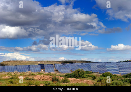 La centrale électrique solaire. Rangées de des panneaux photovoltaïques, La Rioja, Espagne, Europe Banque D'Images