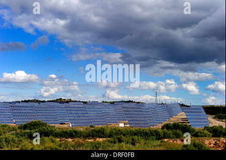 La centrale électrique solaire. Rangées de des panneaux photovoltaïques, La Rioja, Espagne, Europe Banque D'Images