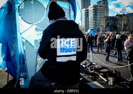 Un artiste travaillant à la création d'une sculpture dans le cadre du London Festival des sculptures en glace 2014. Banque D'Images