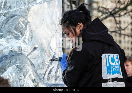 Membre de l'équipe britannique travaillant pour créer leur sculpture dans le cadre du London Festival des sculptures en glace 2014. Banque D'Images