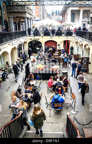 Restaurants à l'intérieur de Covent Garden. Banque D'Images